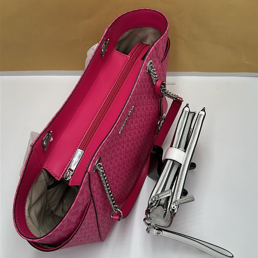 Michael Kors Lg Signtr Logo Chain Shoulder Tote Bag & Large Wristlet
Dragonfrui - Picture 6 of 16